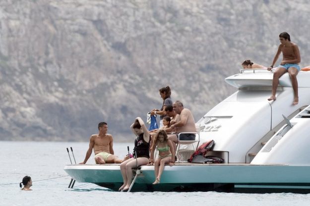 Cristiano Ronaldo, relax a Ibiza insieme a mamma Dolores e Cristiano Jr