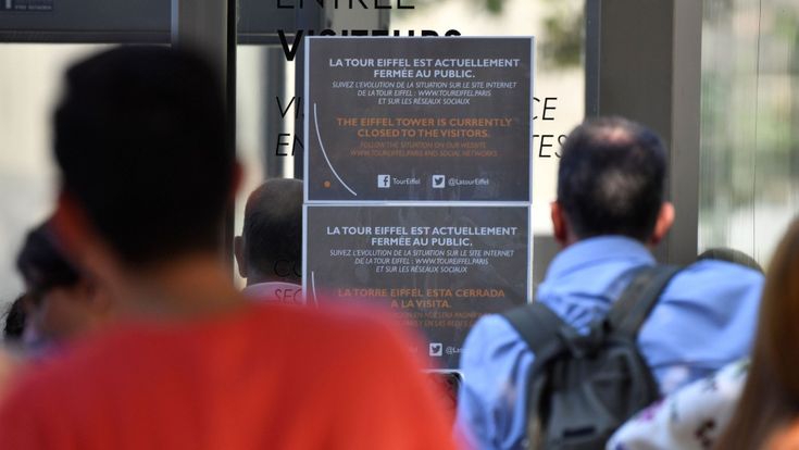 Il sogno infranto di 30 mila turisti sotto la torre Eiffel chiusa