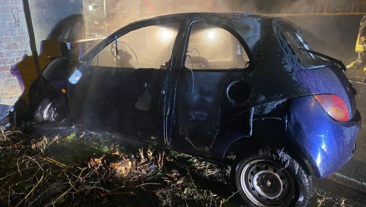 Caselle, si schiantano in auto contro un muro: il conducente diciottenne muore carbonizzato. Non aveva ancora la patente