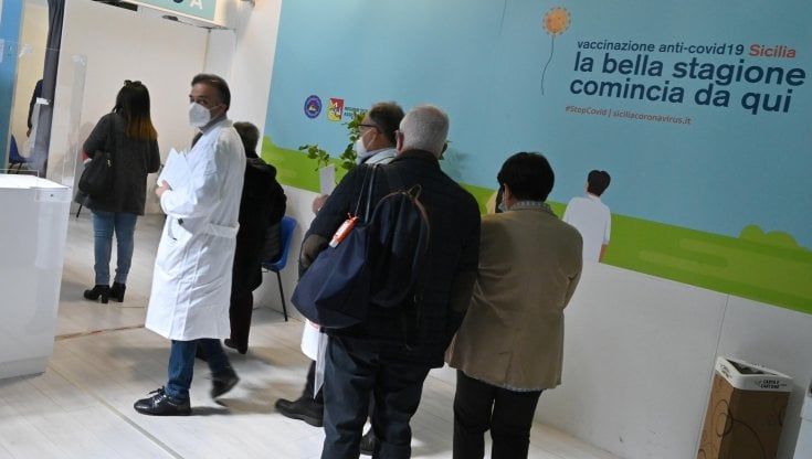 Covid, Crisanti: "Ritorno alla normalità da fine agosto". Gli ex malati "protetti anche con anticorpi bassi"