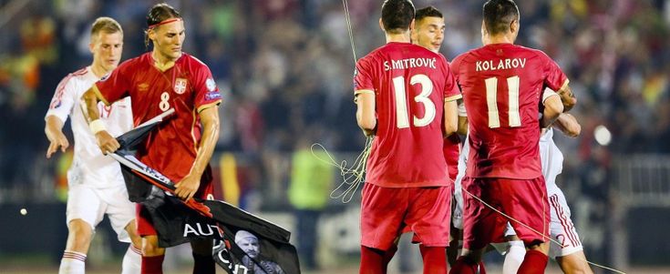 Calcio: Serbia-Albania, rissa e stop. Dal cielo 'piove' drone con bandiera e scritta 'Kosovo libero'