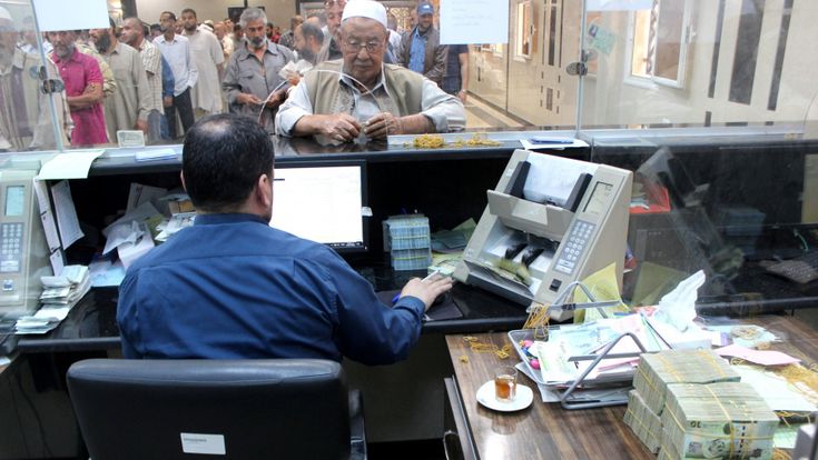 Tripoli, lunghe file in banca e contante per tutti: la nuova arma delle milizie