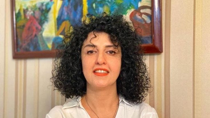 Iran, la Nobel Mohammadi ha avuto un infarto in carcere: “Sta molto male, rischi per la sua vita”