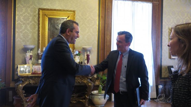 Napoli, il sindaco de Magistris riceve l'ambasciatore australiano