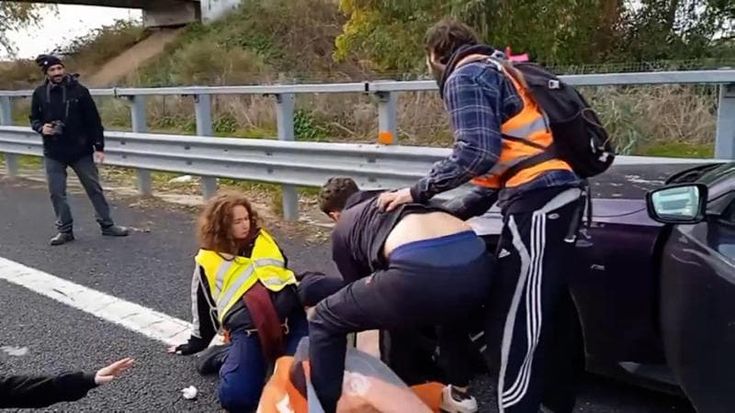 Ultima Generazione, arrestati gli attivisti del clima che hanno bloccato la Civitavecchia-Roma