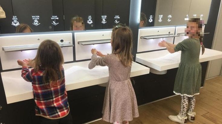 Famiglia nel bosco, lo psichiatra Cantelmi: “Atti confusi, ai tre bambini può succedere di tutto”