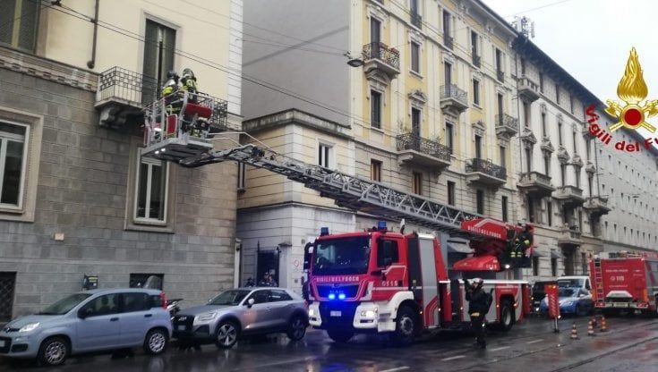Milano, crolla la scalinata di un palazzo: operaio ferito, evacuate le famiglie che abitano nello stabile