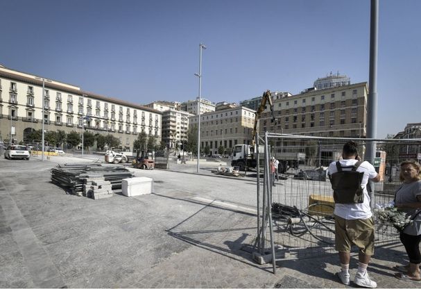 Metro piazza Municipio, via le transenne per l'apertura dell'ultimo diaframma
