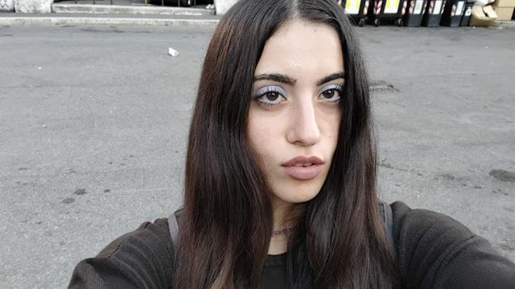 “Vivo ancora con i miei genitori, tra sensi di colpa e treni in ritardo”