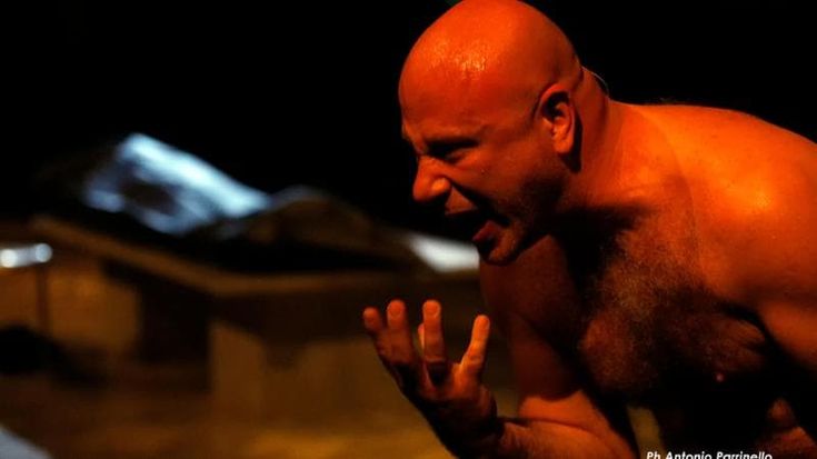 ‘Storia di un oblio’ al Teatro India: con la regia di Roberto Andò, dalla cronaca all’abisso dell’indicibile
