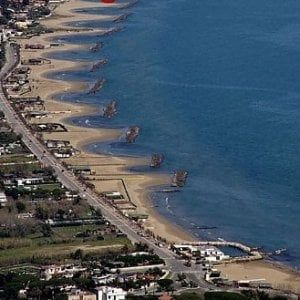 "Via i mendicanti" da San Felice Circeo, il sindaco forzista vieta l'accattonaggio nella stagione estiva