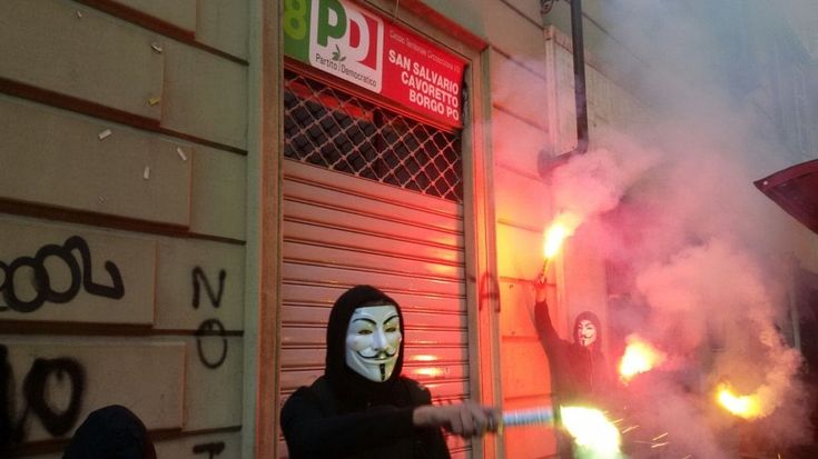 "No Renzi", assalto a colpi di vernice alla sede Pd durante il corteo degli studenti torinesi