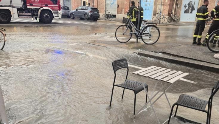 Via Zanardi sott’acqua per un tubo rotto: “La terza volta in sei mesi”