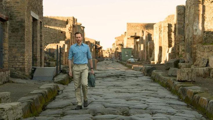 Tom Hiddleston racconta Pompei: “È stato Loki che mi ha riportato qui”