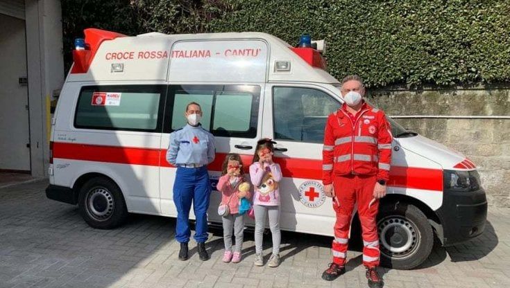 Giulia e Vittoria, le bambine generose: vendono i loro giochi per donare soldi alla Croce Rossa di Cantù