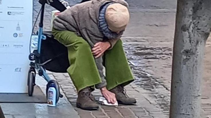 Si china per pulire la pietra d’inciampo, l’emozione di Luciana Littizzetto: “Non tutto è perduto”