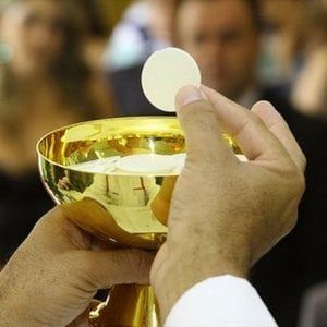 Vescovo irpino celebra la messa, i ladri gli svaligiano casa