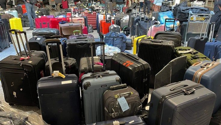Gran Bretagna, l'aeroporto di Heathrow al collasso chiede alle compagnie aeree di non vendere più biglietti per l'estate