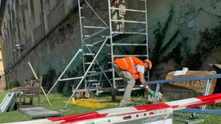 Via alla ripulitura del Vasariano dalle scritte e Schmidt annuncia: “Vigilanza armata h24”