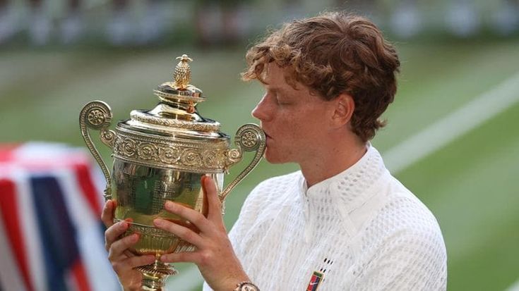 Sinner regale: conquista Wimbledon per il secondo anno di fila. Zverev piegato in 4 set