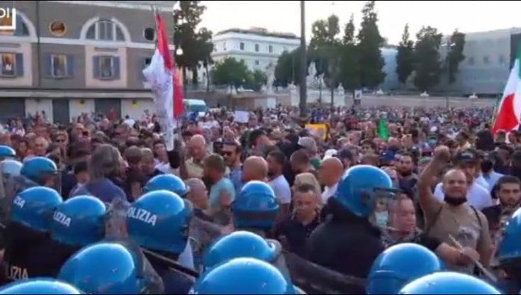 Green Pass, tensioni tra forze ordine e manifestanti a Roma: molti senza mascherina
