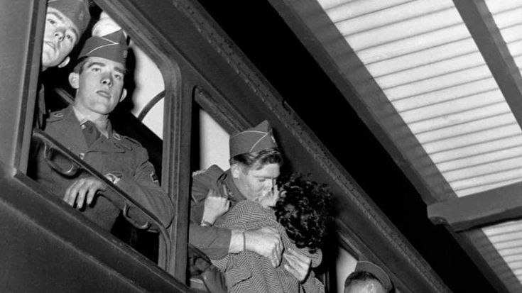 Un soldato americano riconosce i genitori che si baciano in una foto del 1954