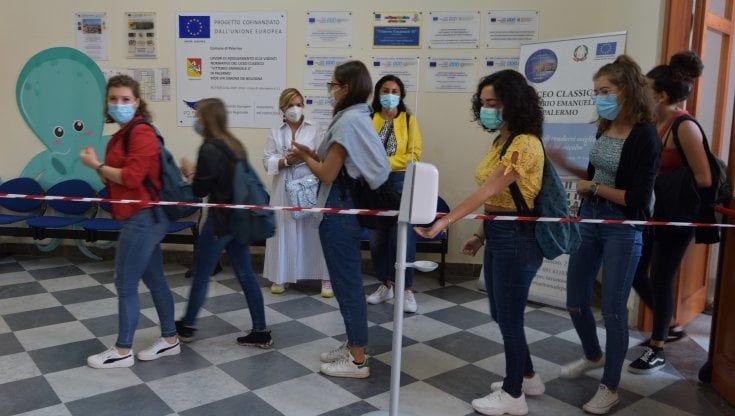 Firenze, scuole paralizzate dai contagi Covid