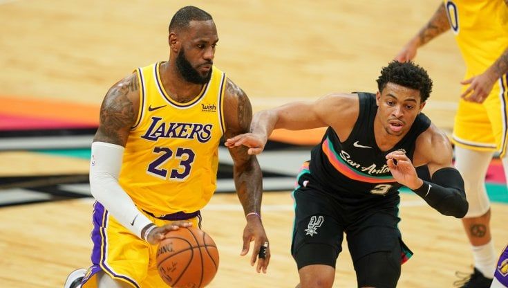 Basket Nba: Atlanta vola in vetta a Est, primato solitario per Phoenix a Ovest. LeBron trascina i Lakers