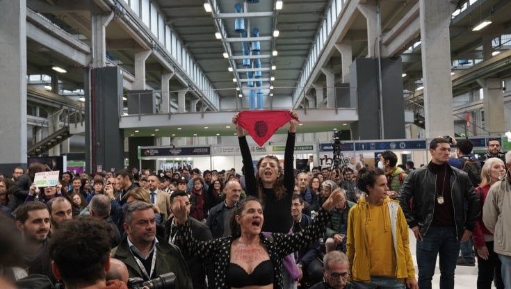La ministra Roccella contestata al Salone del Libro. FdI: "Quando Lagioia se ne andrà faremo un rullo di tamburi"