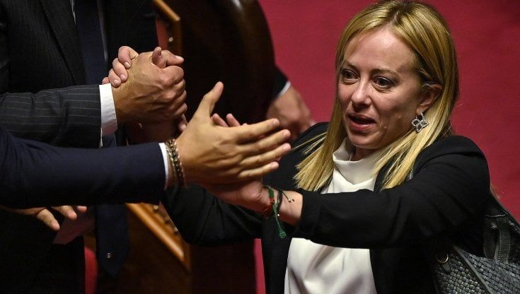 Sondaggi politici, a un mese dalle elezioni: FdI avanza e Forza Italia perde ancora. Il Terzo Polo tallona la Lega
