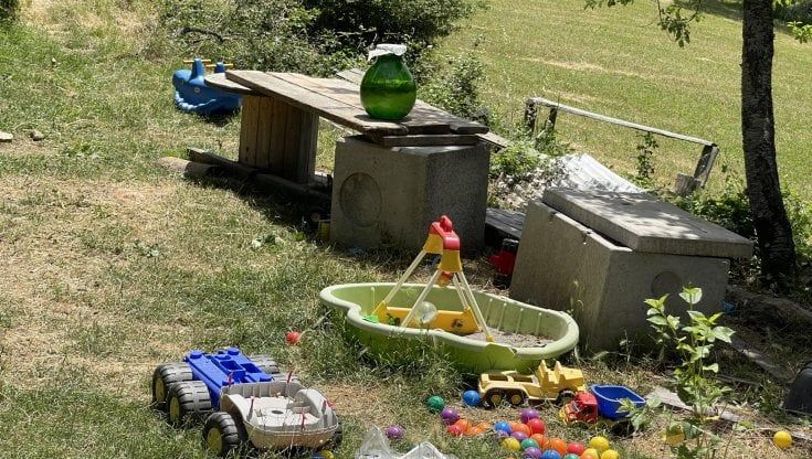 Una lettera appesa sul bancone del bar: così i genitori di Nicola ringraziano il paese  