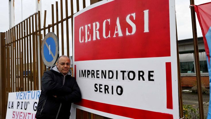 L’operaio: “Io da un anno davanti alla fabbrica vuota che avrei voluto salvare”