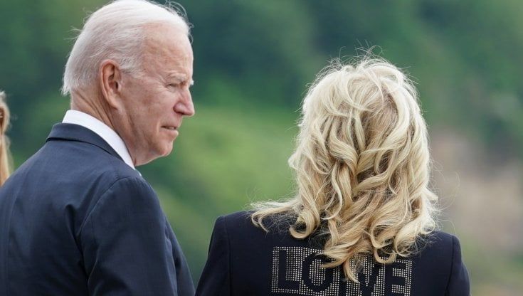 Jill Biden e la scritta "LOVE" sulla giacca: "Portiamo amore dall'America"