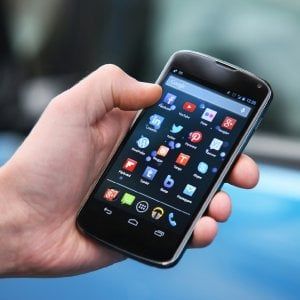Ladro di smartphone chiede 300 euro per restituirlo, arrestato a Milano