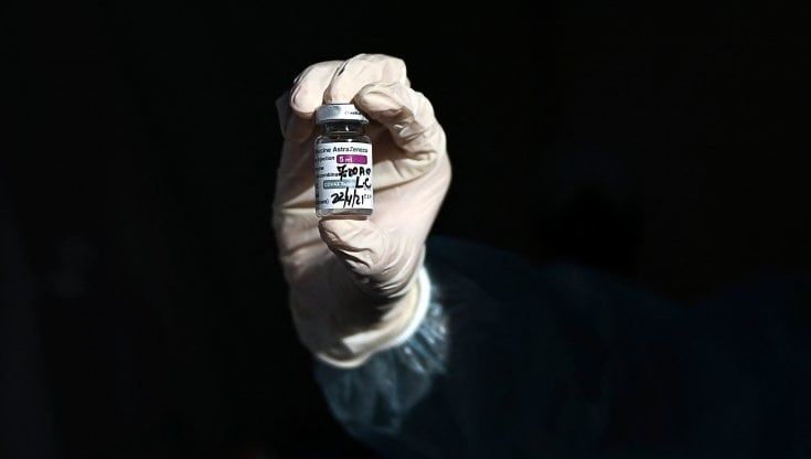 Vaccini anti-Covid, utenti fermi sul sito in attesa di una dose Pfizer o Moderna: "Valutano e aspettano. Scettici su AstraZeneca"