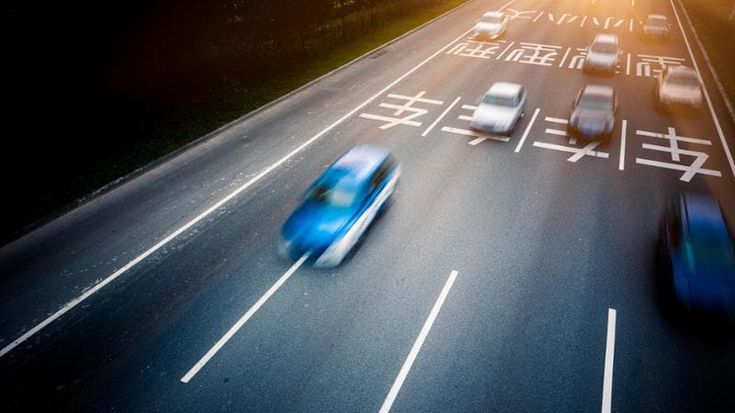 Basta accelerazioni record, Pechino frena le super elettriche: niente più 0-100 km/h in meno di 5”