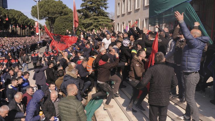 Albania, la battaglia dei sassi a Tirana: assaltato il palazzo del governo