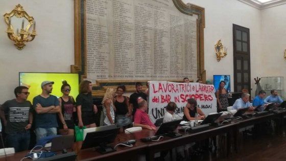 Campus Einaudi, licenziati i nove dipendenti del bar, gli studenti occupano il senato