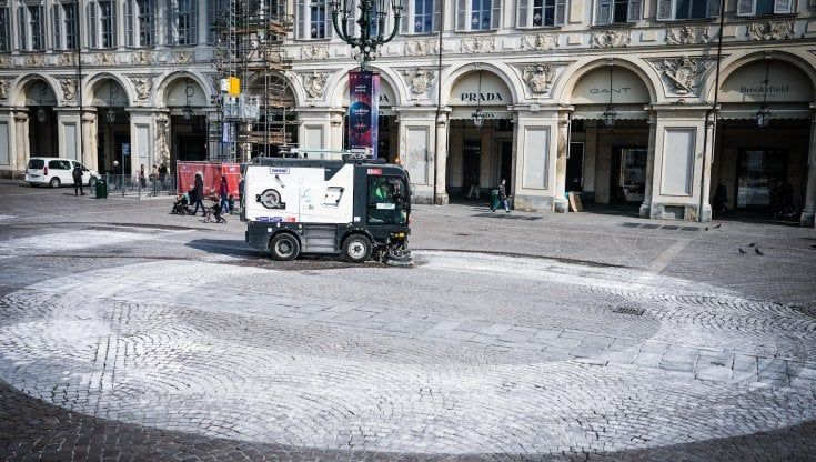Gli Eugenio in Via di Gioia e la maxiscritta nel cuore di Torino: “Un’azione maestosa per la nostra Terra”