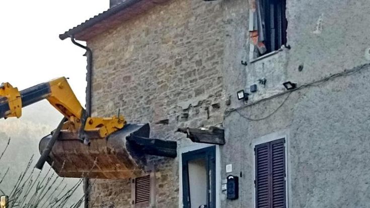 Uccise a fucilate il vicino che lo assalì con la ruspa: assolto, fu legittima difesa