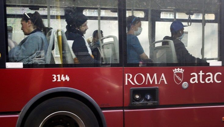 Roma, mercoledì 25 novembre sarà sciopero nazionale: a rischio trasporti, scuola e sanità 
