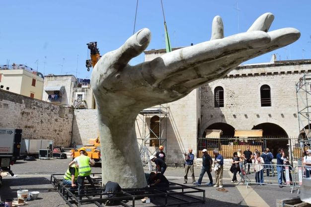 Bari, la mano gigante davanti alla Basilica per San Nicola