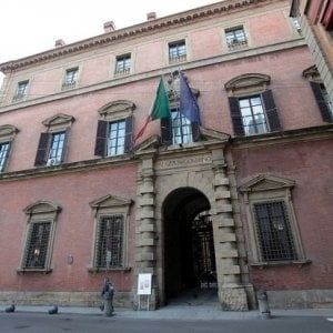 Bologna, fa la pipì davanti alla prefettura : multa di cinquemila euro