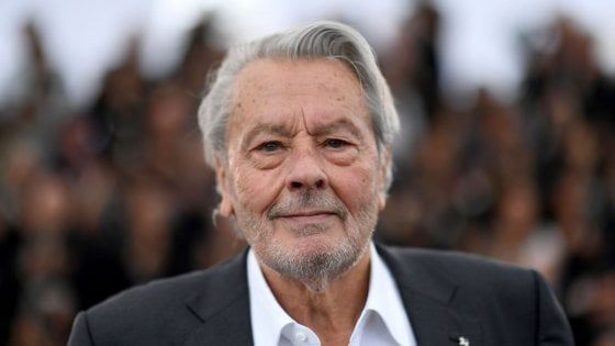 Alain Delon colpito da ictus, convalescenza in una clinica in Svizzera