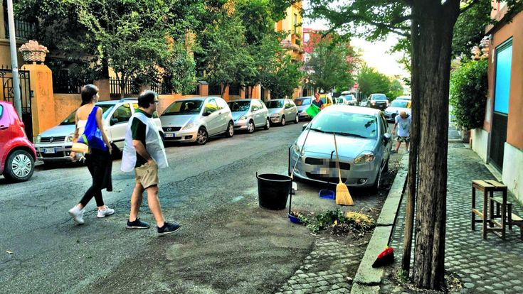 Roma, al quartiere Trieste le sentinelle del decoro con ramazza e pettorina