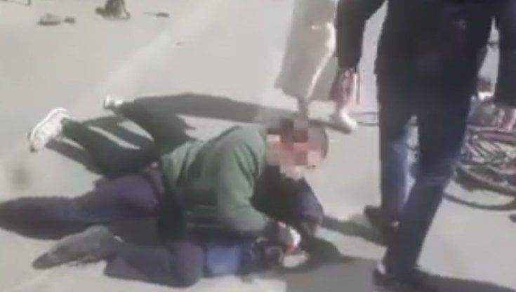 Firenze: braccio attorno al collo, un altro agente sopra, il video dell'arresto choc in procura