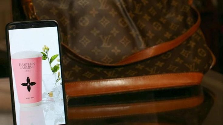 Guai in Cina per il gigante del lusso Lvmh: la battaglia con Molly Tea affossa le vendite