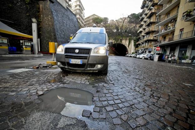 Napoli citt&agrave; gruviera, buche ovunque, anche sedie e cassonetti per segnalarle