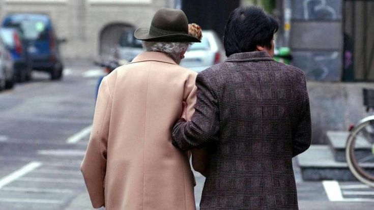 Badanti, le Acli: “Troppe spese per le famiglie e cresce il lavoro nero”