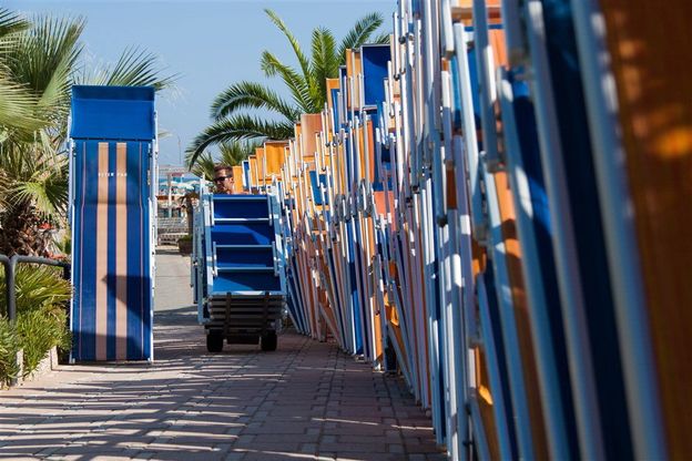 Vita quotidiana di un bagnino a Rimini in dodici scatti